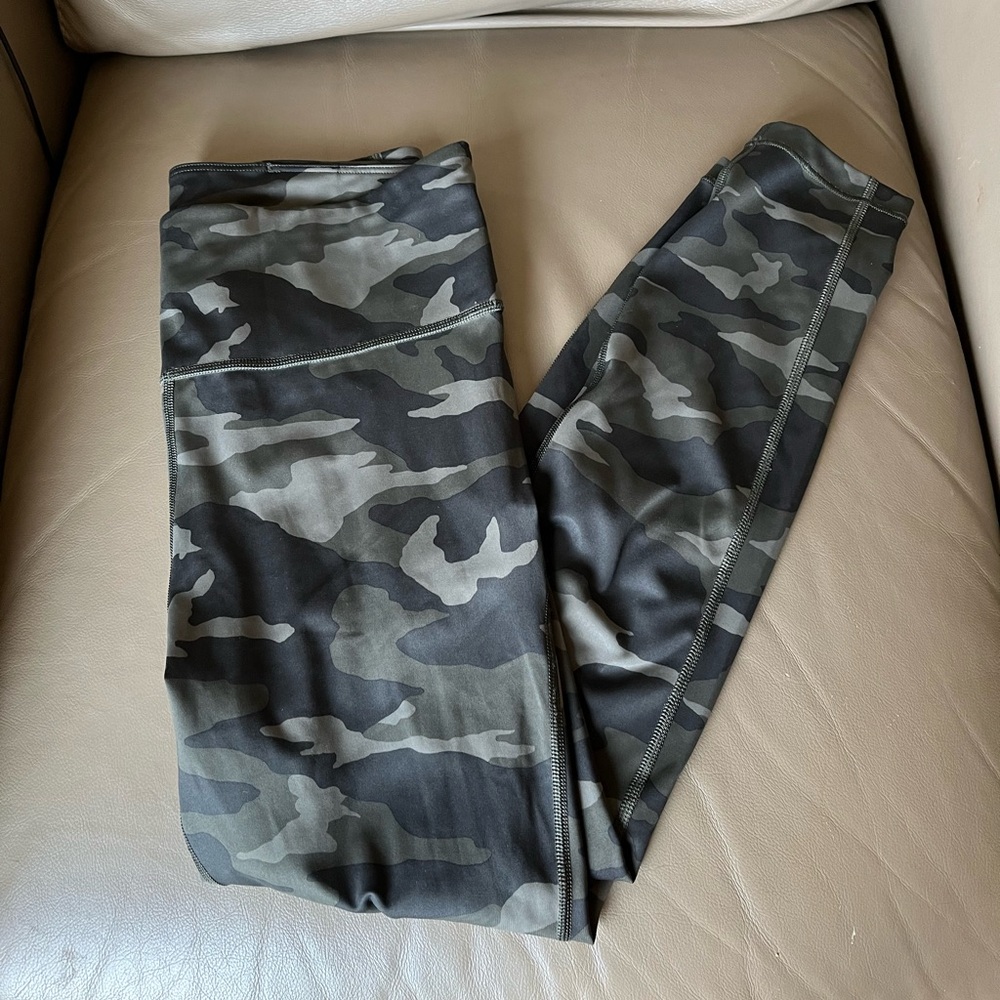 ATHLETA ultimate 7/8 tight camp leggings size small